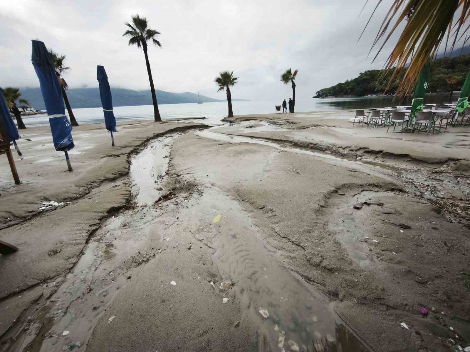 Muğla’da sakin kentin sahili kullanılmaz hale geldi