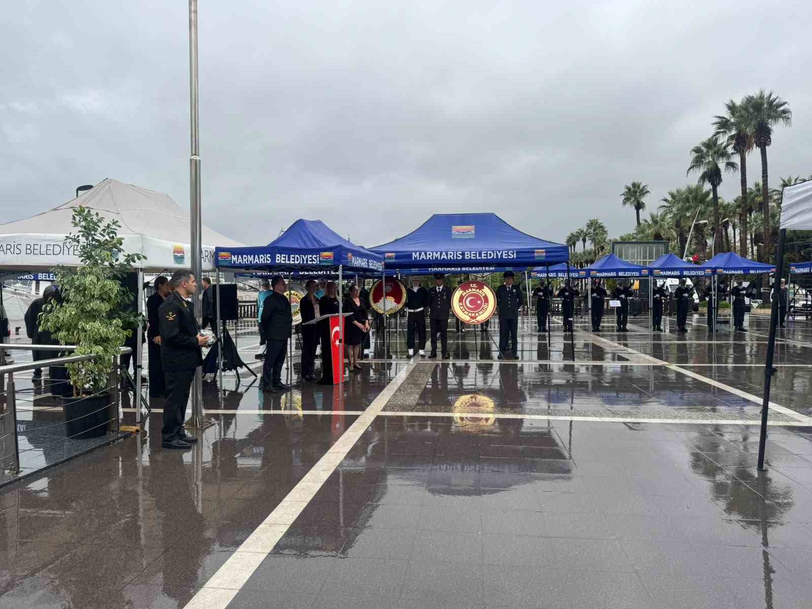 Marmaris’te Cumhuriyet Bayramı çelenk sunma töreni sağanak altında yapıldı