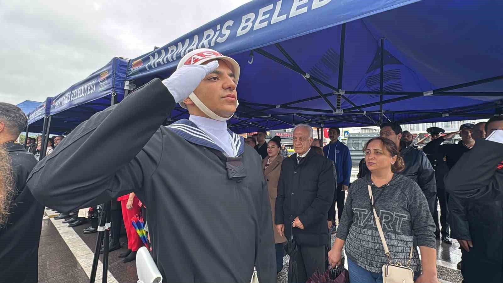 Marmaris’te Cumhuriyet Bayramı çelenk sunma töreni sağanak altında yapıldı