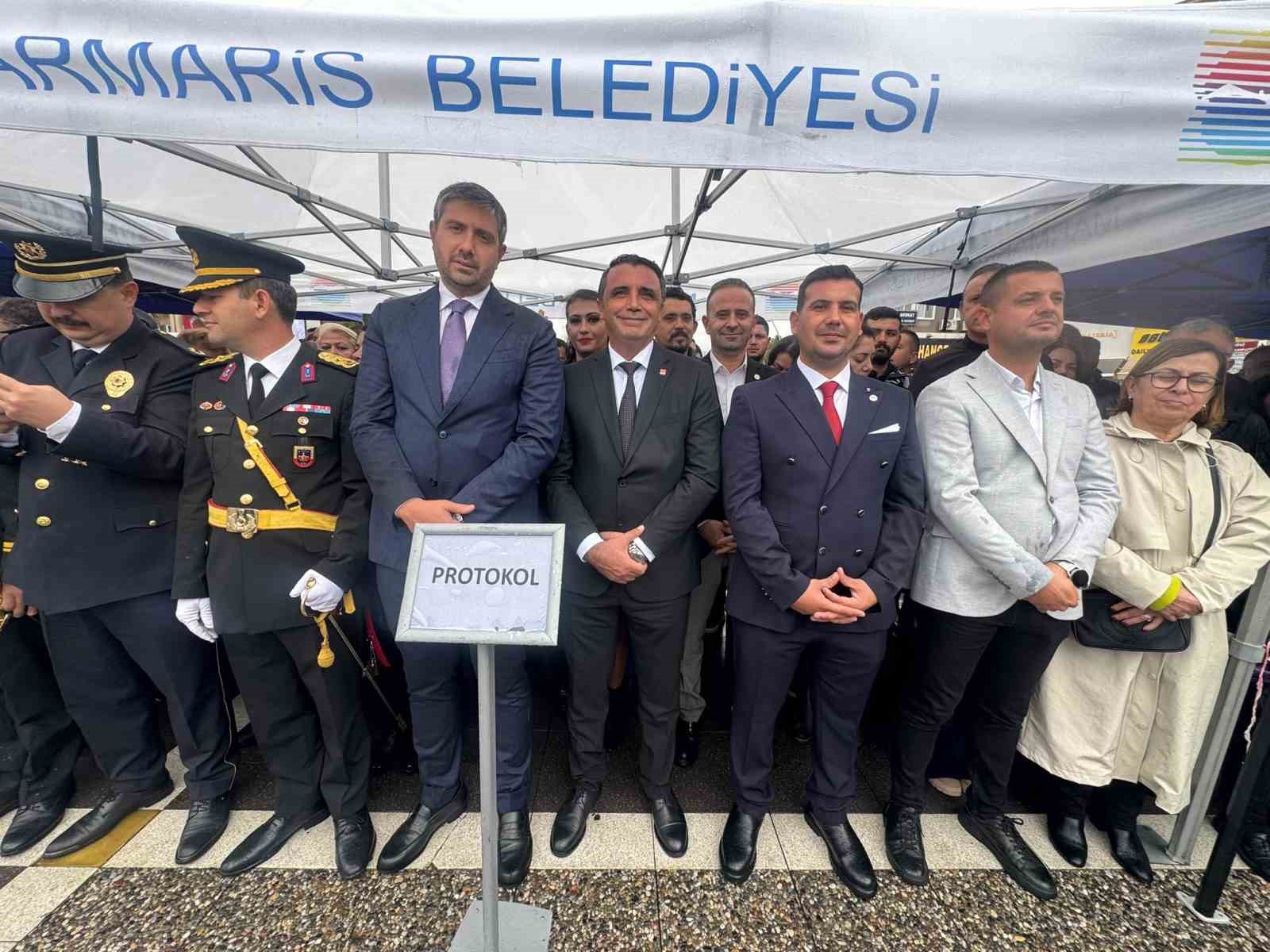 Marmaris’te Cumhuriyet Bayramı çelenk sunma töreni sağanak altında yapıldı