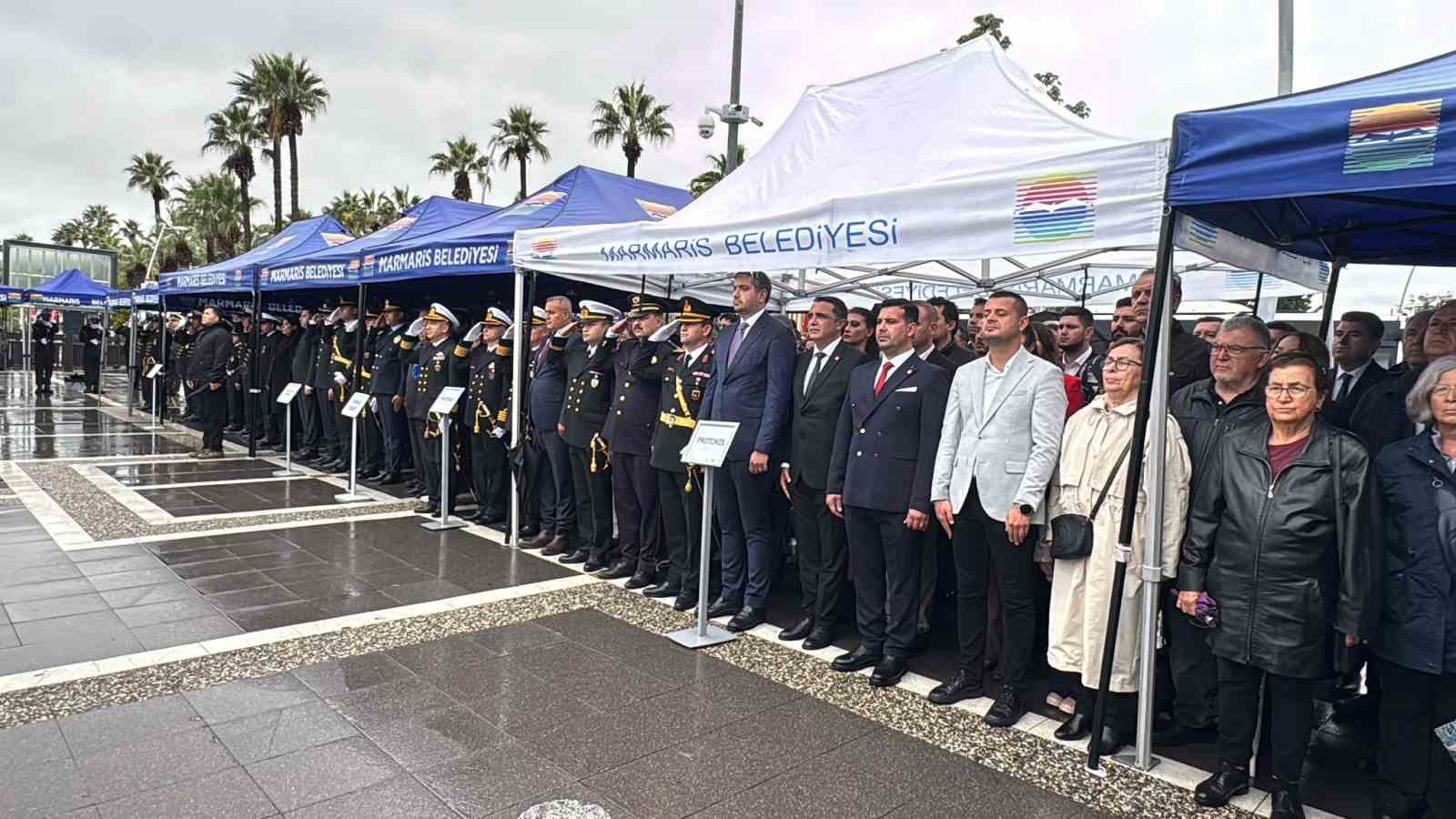 Marmaris’te Cumhuriyet Bayramı çelenk sunma töreni sağanak altında yapıldı