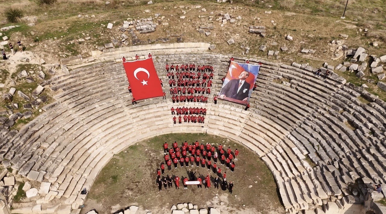 Osmaniye’de 103 öğrenci Cumhuriyet’in 103. yılını antik kentte kutladı