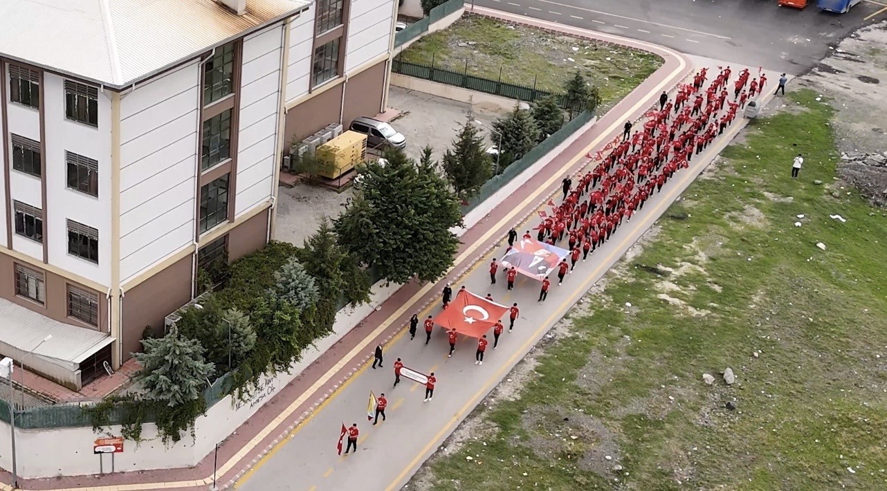 Osmaniye’de 103 öğrenci Cumhuriyet’in 103. yılını antik kentte kutladı