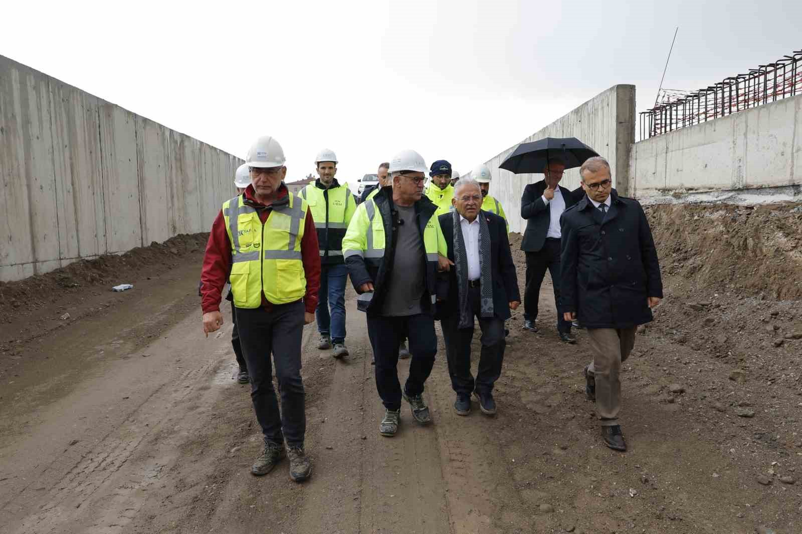 Başkan Büyükkılıç Kartal Katlı Kavşağı’nda son durumu yerinde inceledi: "Burada yatıp, burada kalkacağız"
