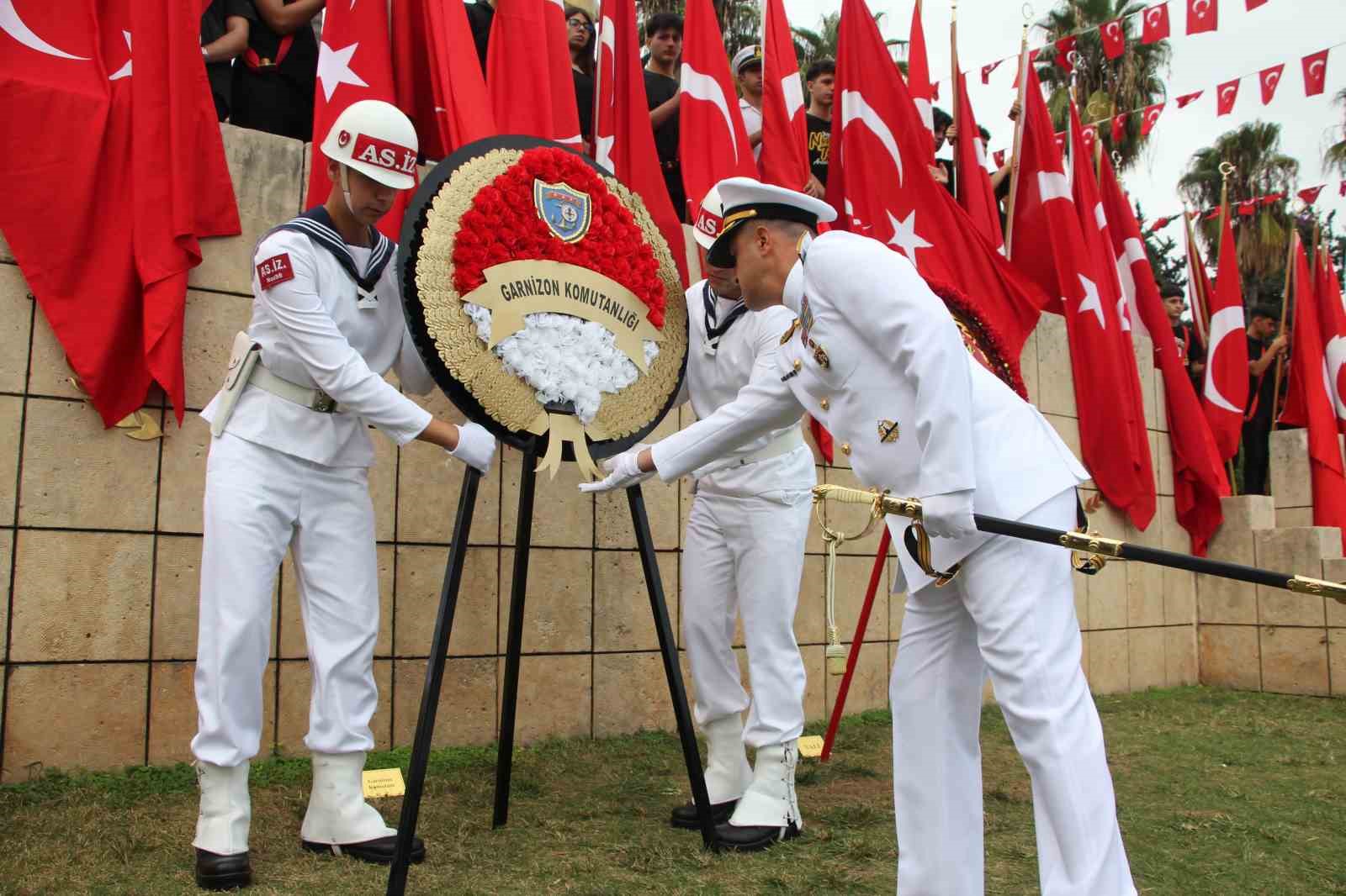 Mersin’de Cumhuriyet’in 103. yılında Atatürk Anıtı’na çelenk sunuldu