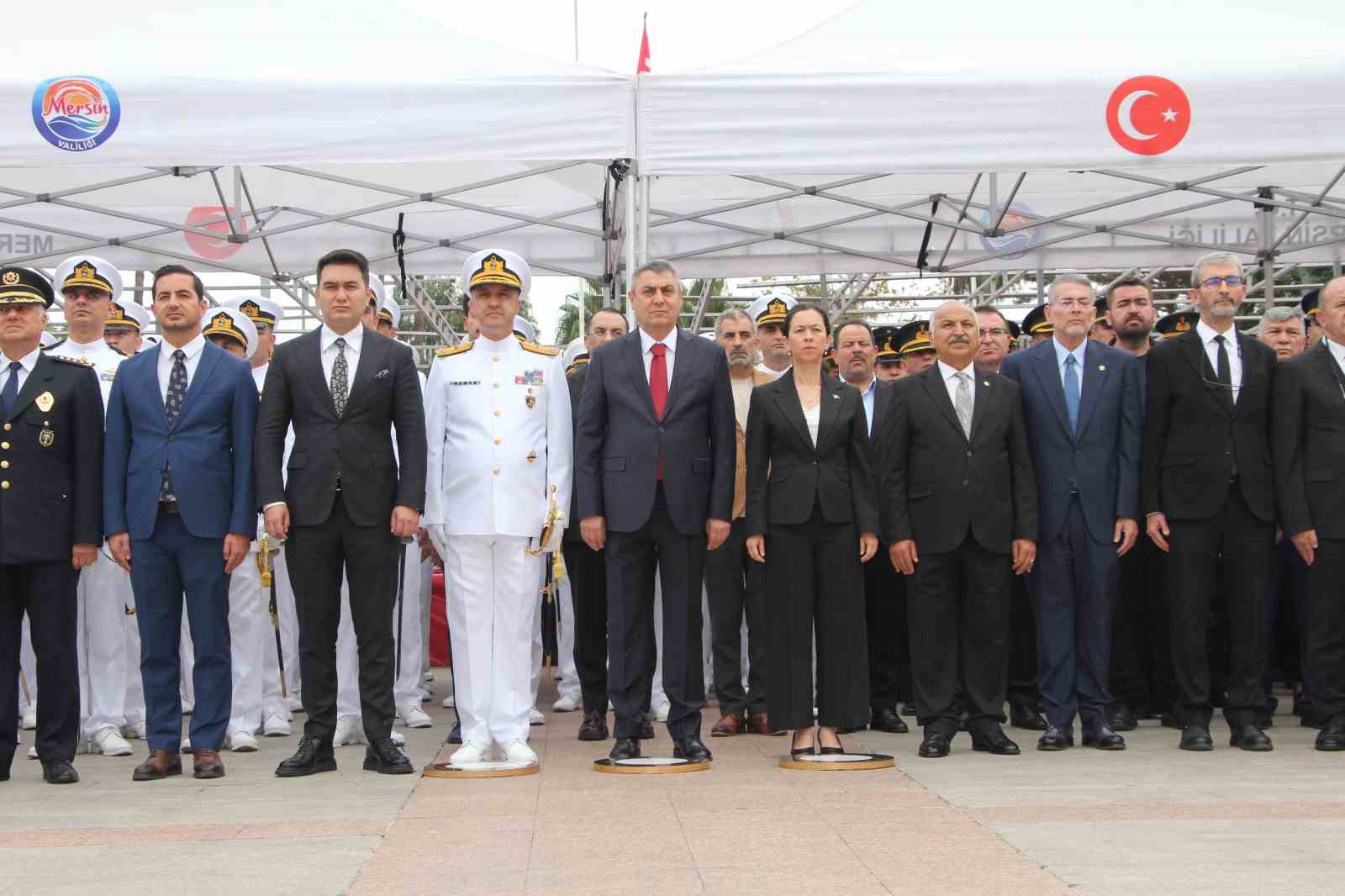Mersin’de Cumhuriyet’in 103. yılında Atatürk Anıtı’na çelenk sunuldu