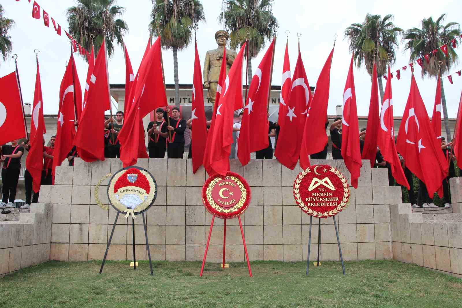Mersin’de Cumhuriyet’in 103. yılında Atatürk Anıtı’na çelenk sunuldu
