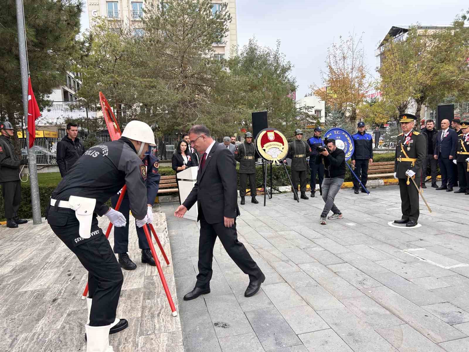 Van’da 29 Ekim Cumhuriyet Bayramı için çelenk sunma töreni düzenlendi