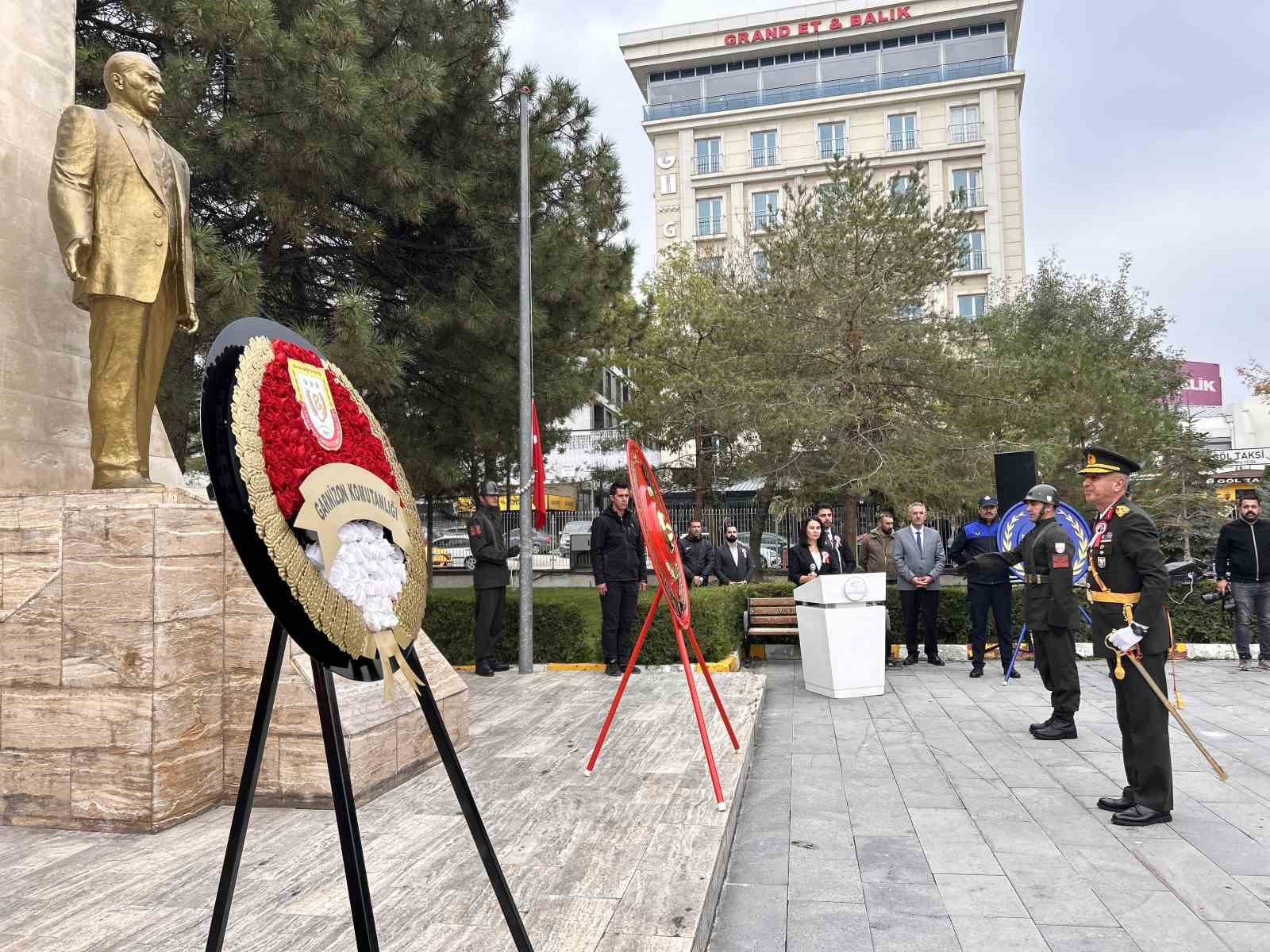 Van’da 29 Ekim Cumhuriyet Bayramı için çelenk sunma töreni düzenlendi