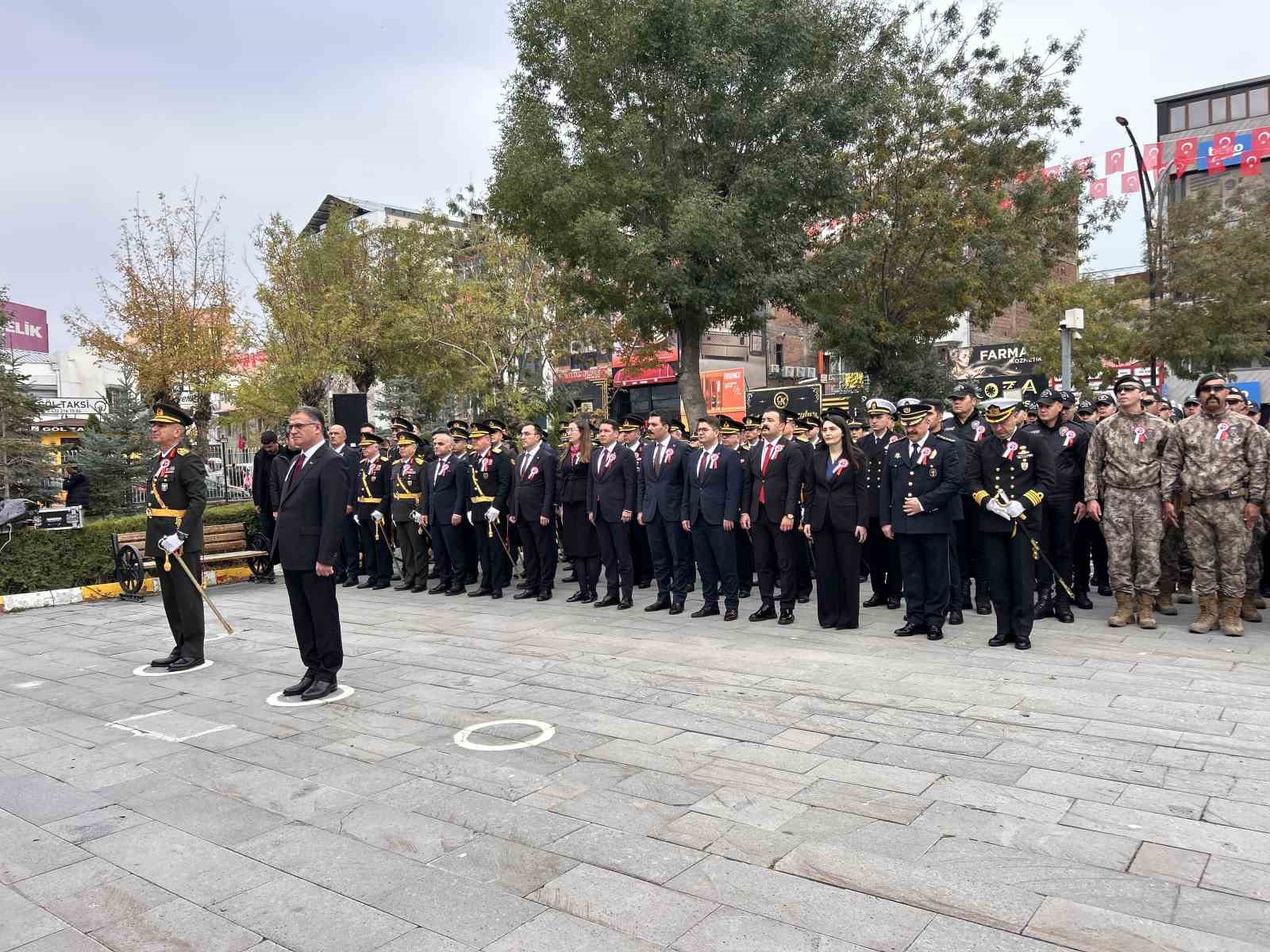Van’da 29 Ekim Cumhuriyet Bayramı için çelenk sunma töreni düzenlendi