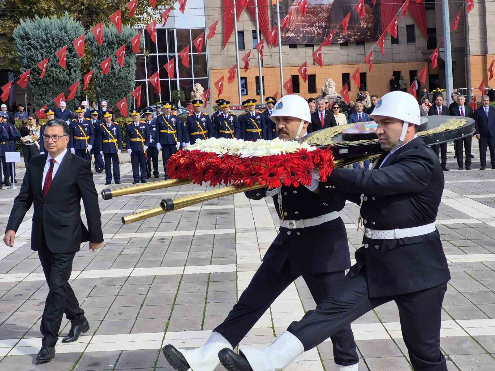Eskişehir’de 29 Ekim Cumhuriyet Bayramı çelenk sunma töreniyle başladı