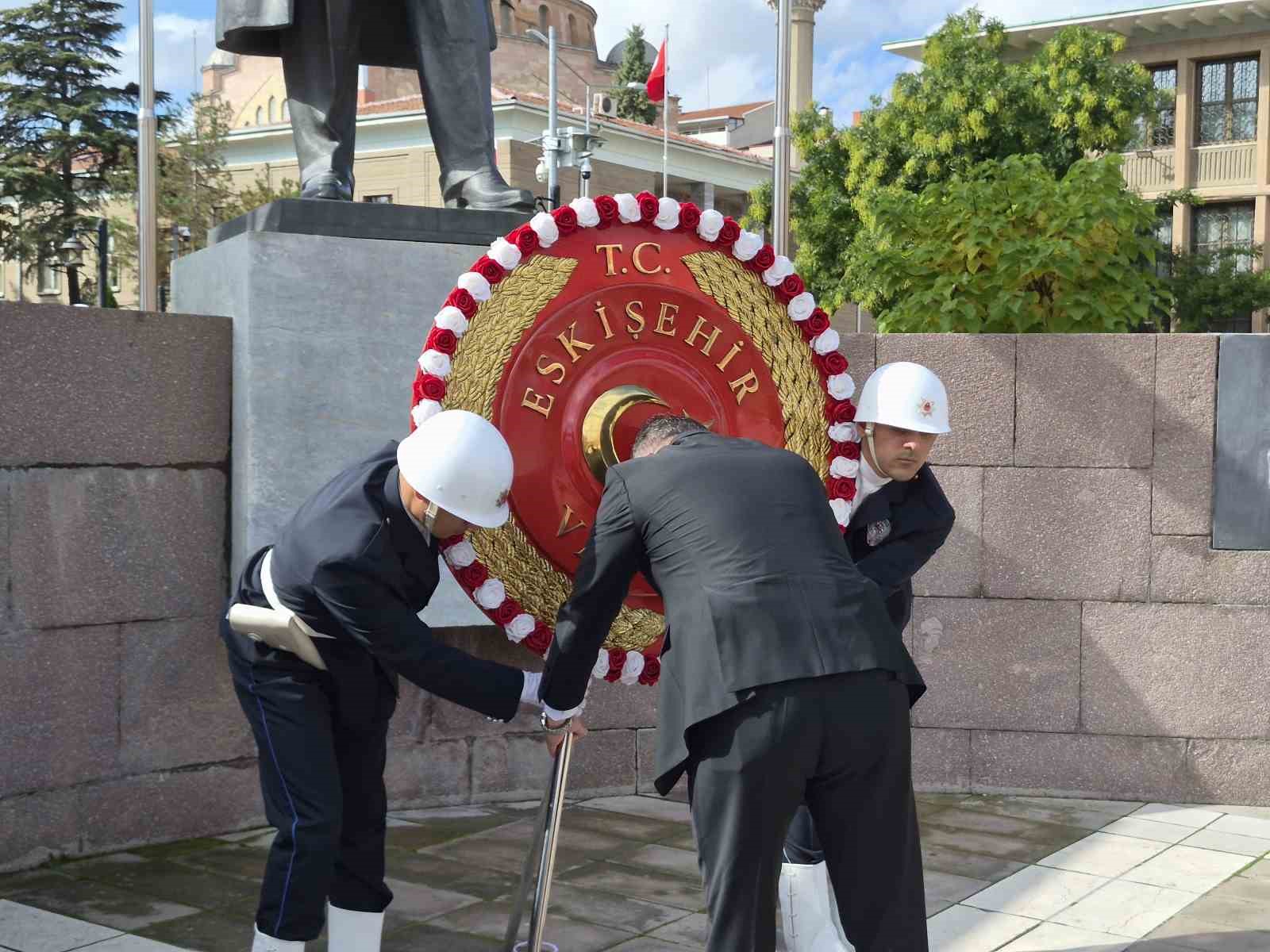 Eskişehir’de 29 Ekim Cumhuriyet Bayramı çelenk sunma töreniyle başladı