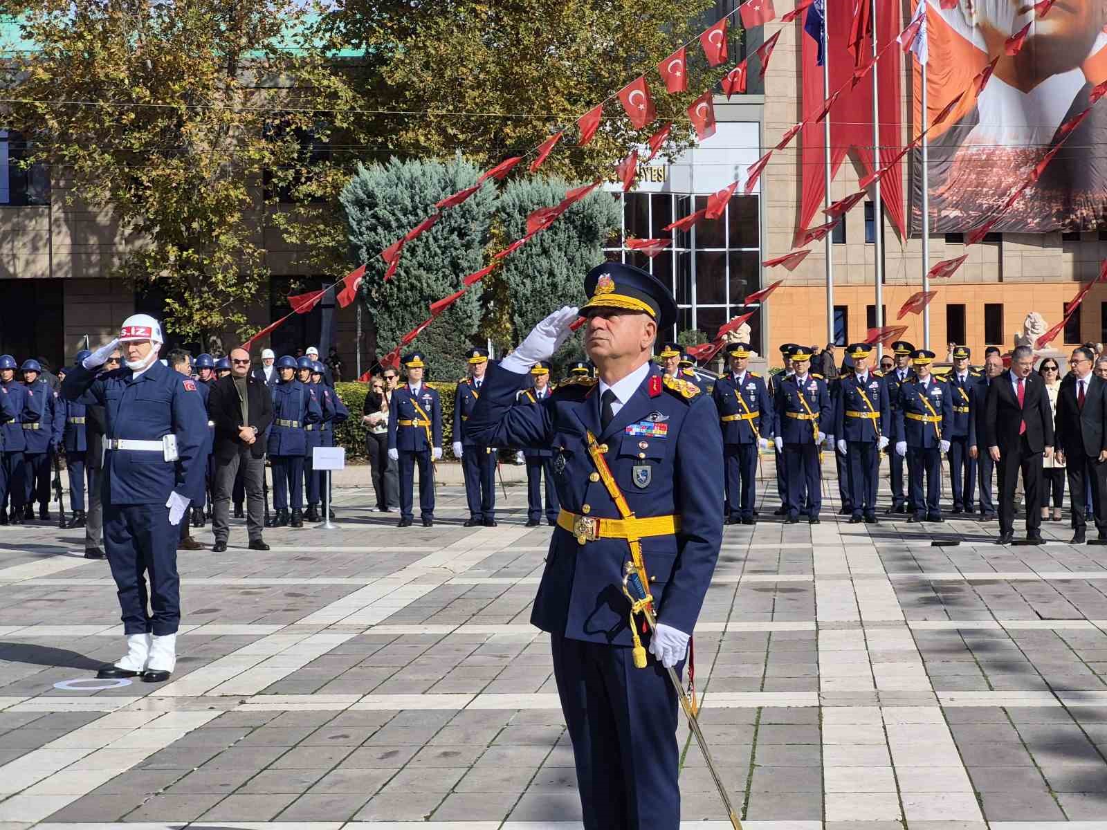 Eskişehir’de 29 Ekim Cumhuriyet Bayramı çelenk sunma töreniyle başladı