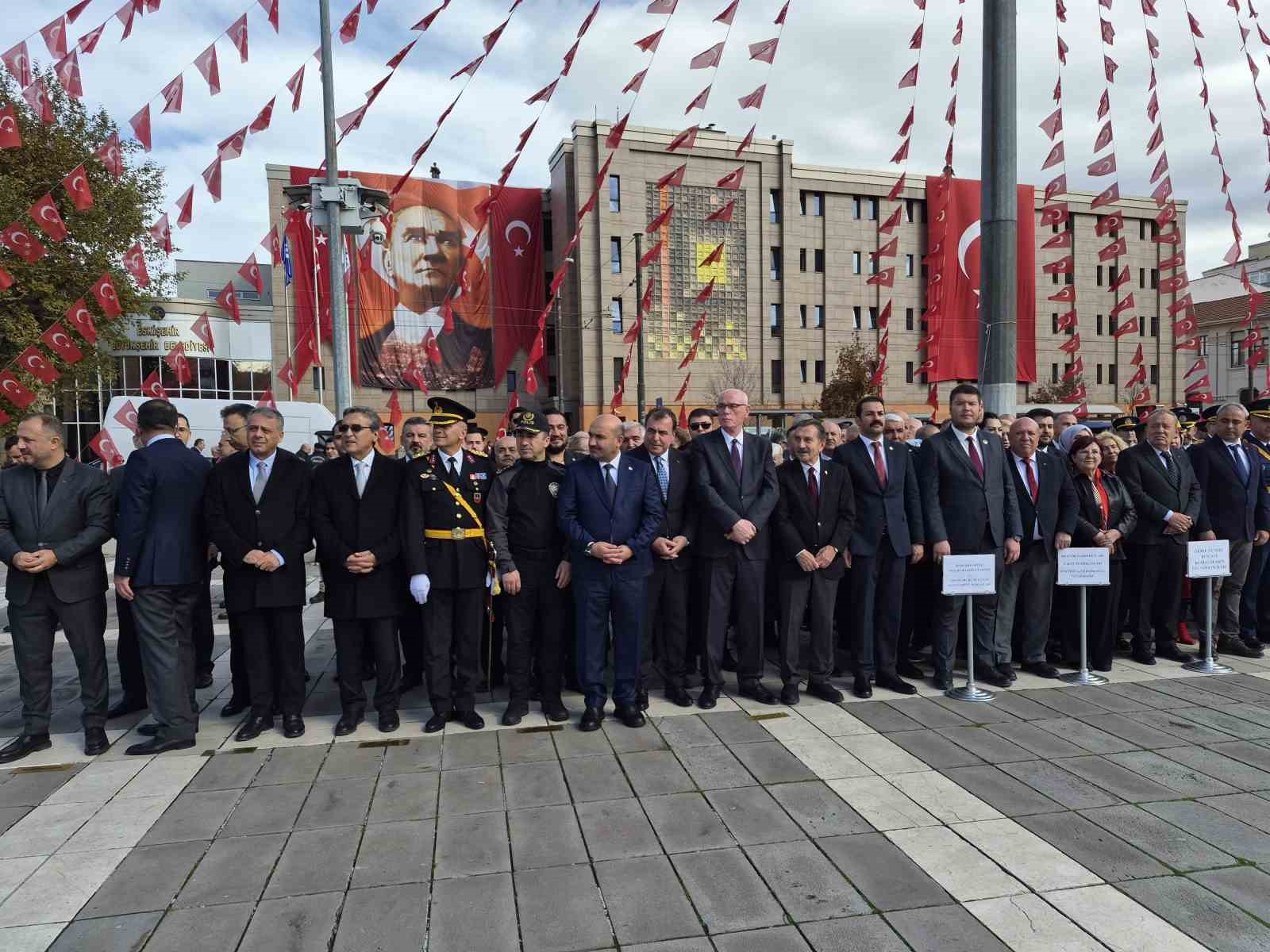 Eskişehir’de 29 Ekim Cumhuriyet Bayramı çelenk sunma töreniyle başladı