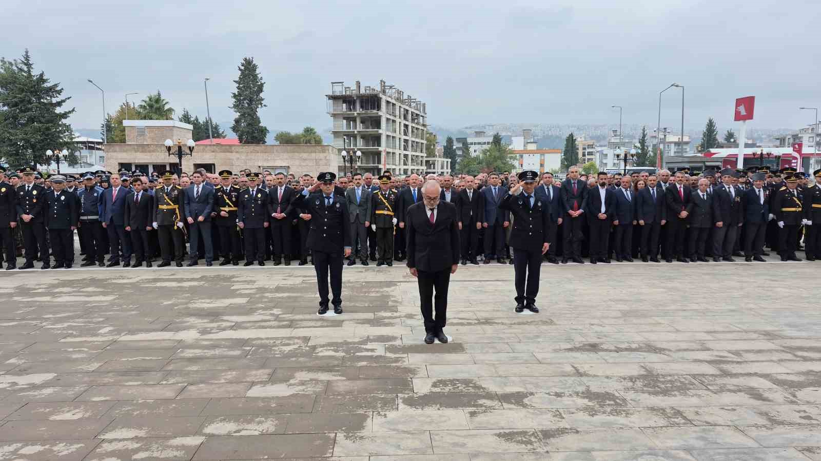 Adıyaman’da Atatürk Anıtı’na çelenk sunuldu