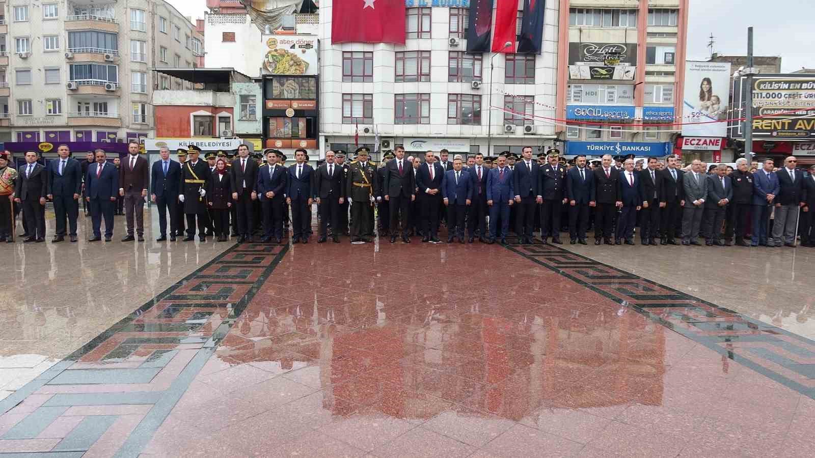 Kilis’te askerleri örnek alan çocuktan yürekleri ısıtan görüntü