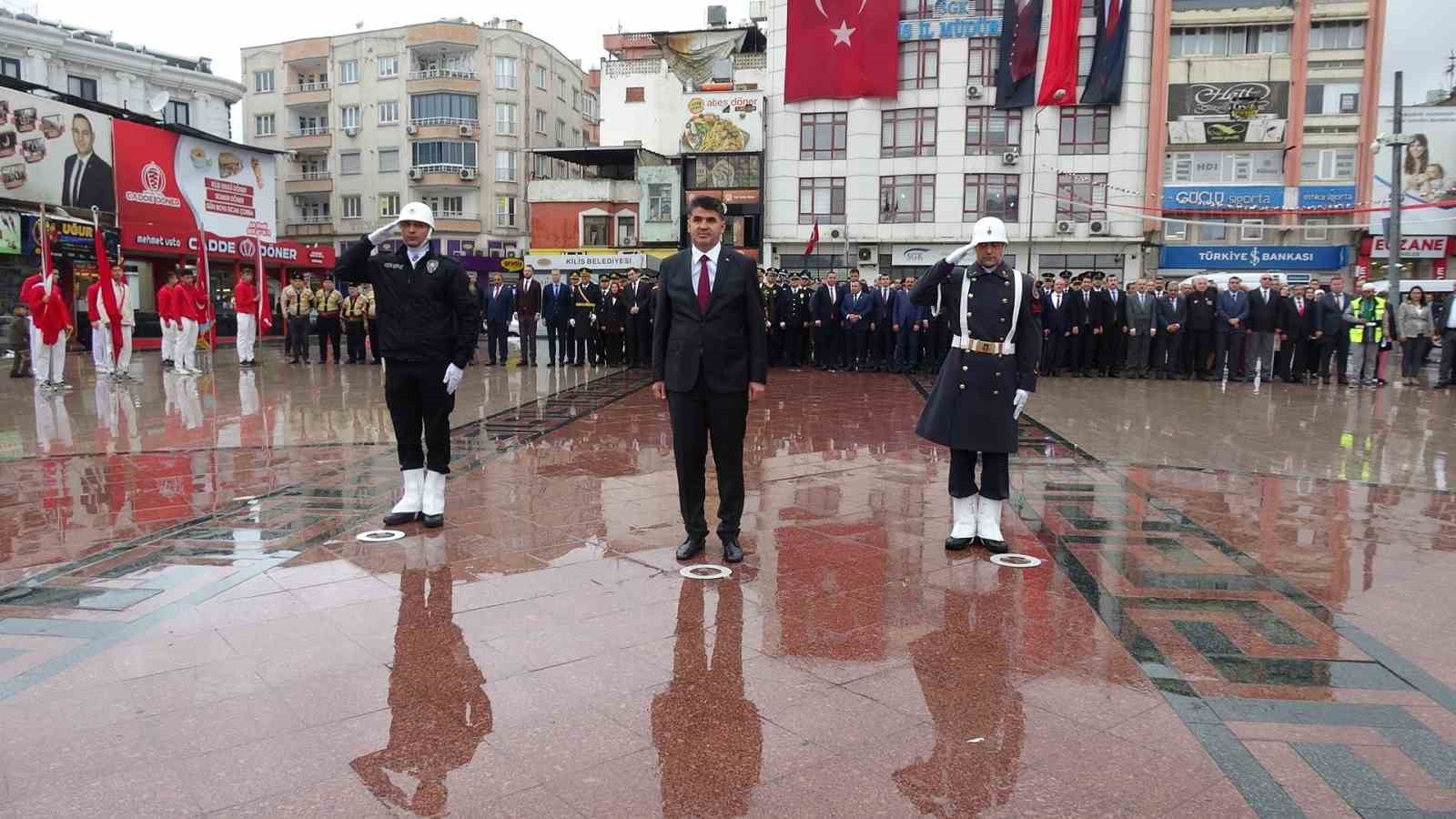 Kilis’te askerleri örnek alan çocuktan yürekleri ısıtan görüntü