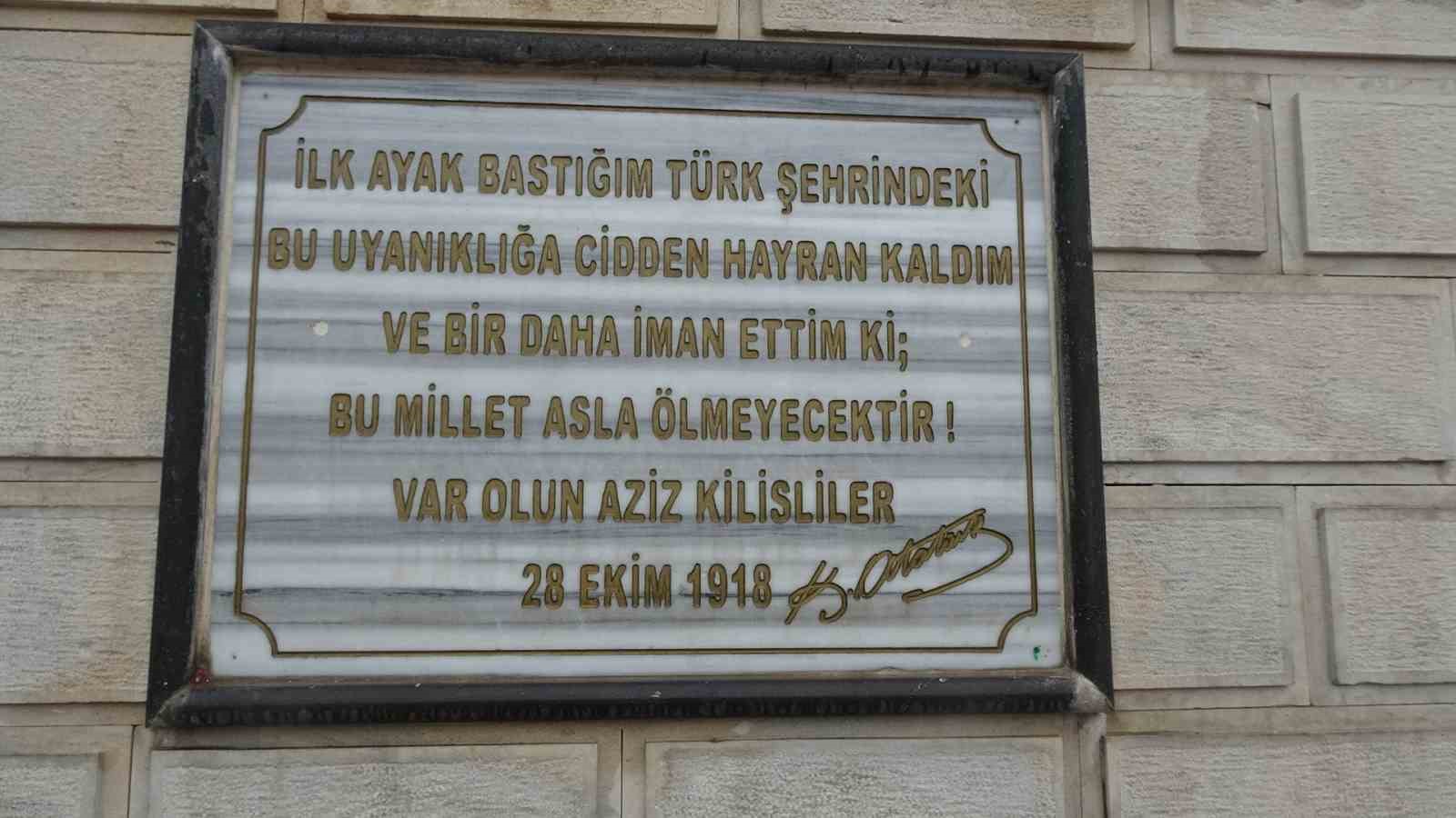 Kilis’te askerleri örnek alan çocuktan yürekleri ısıtan görüntü