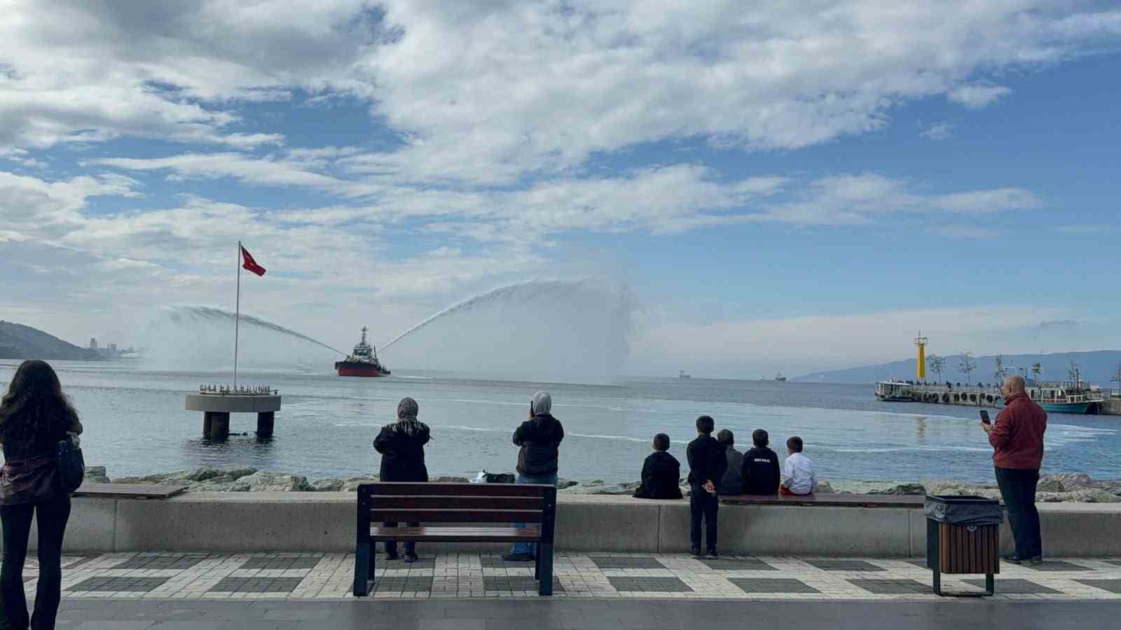 Gemlik’te Cumhuriyet Bayramı coşkusu denize taştı