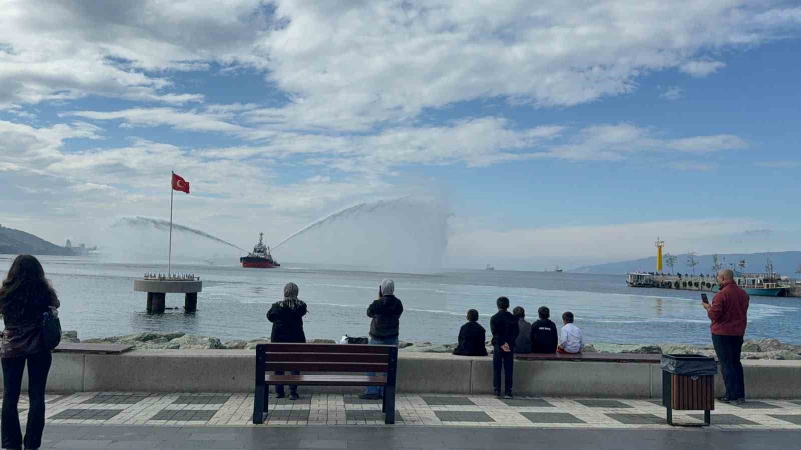 Gemlik’te Cumhuriyet Bayramı coşkusu denize taştı
