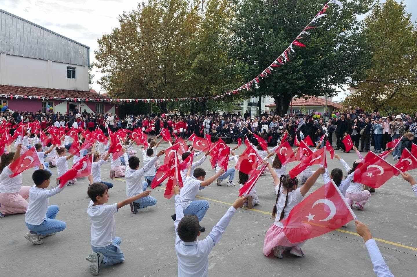 Çivril’de 29 Ekim coşkusu törenlerle başladı