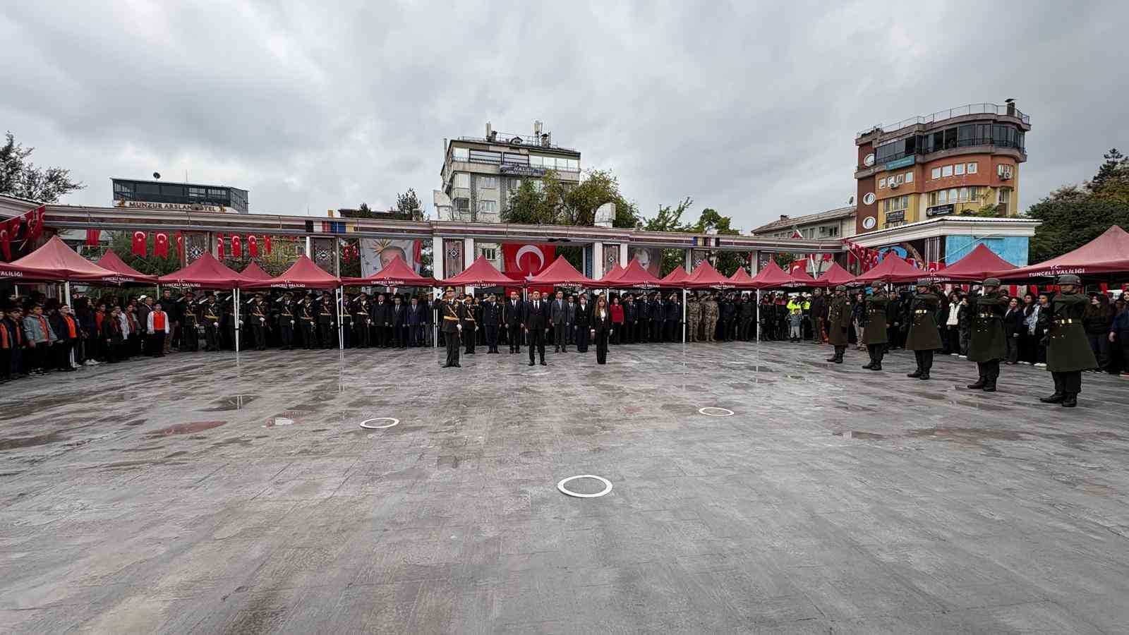 Tunceli’de 29 Ekim Cumhuriyet Bayramı kutlamaları çelenk sunumuyla başladı