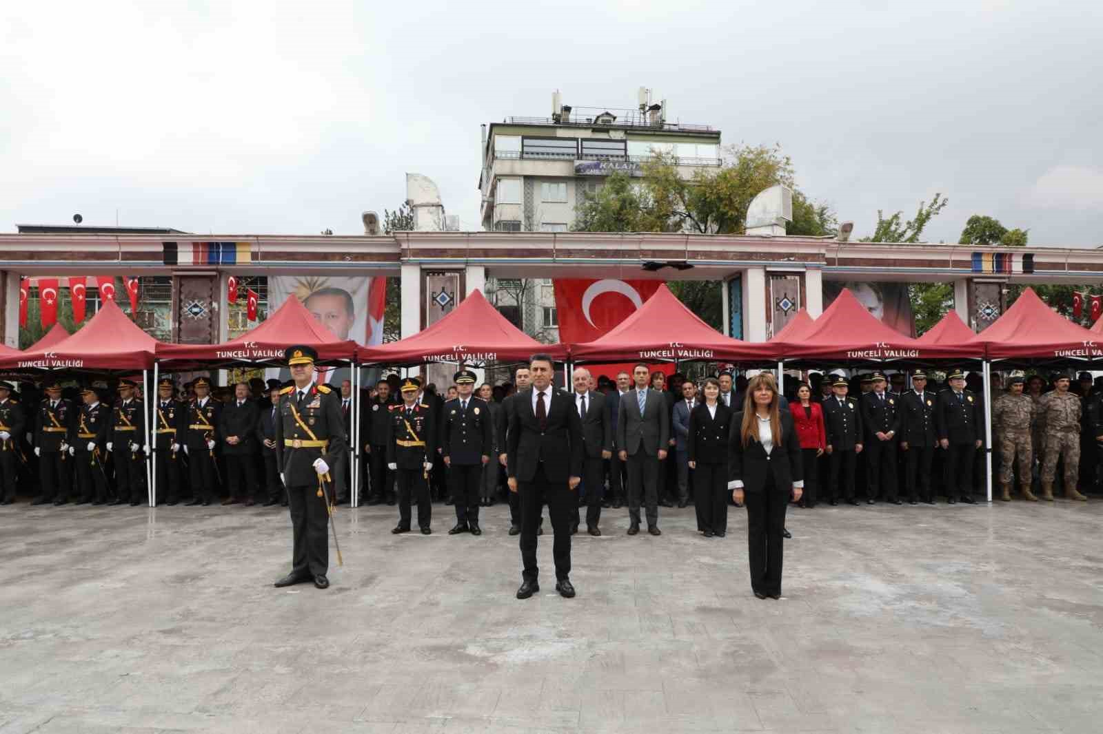 Tunceli’de 29 Ekim Cumhuriyet Bayramı kutlamaları çelenk sunumuyla başladı