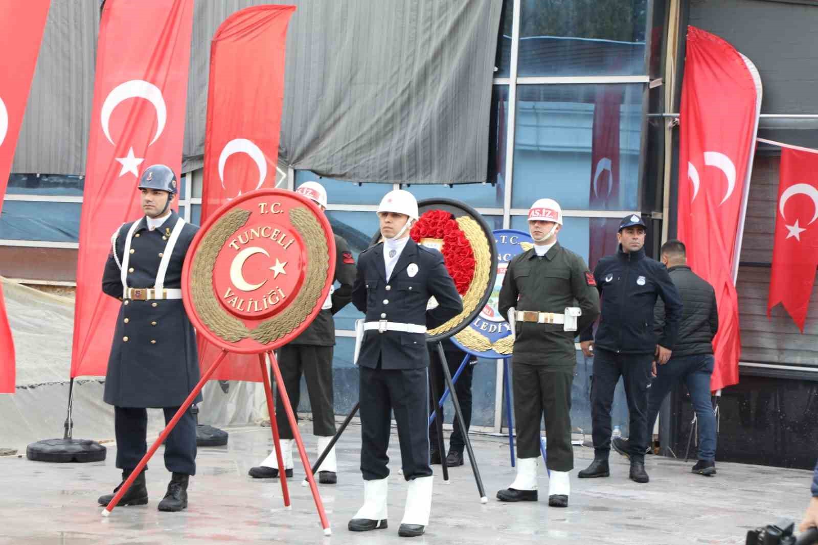 Tunceli’de 29 Ekim Cumhuriyet Bayramı kutlamaları çelenk sunumuyla başladı