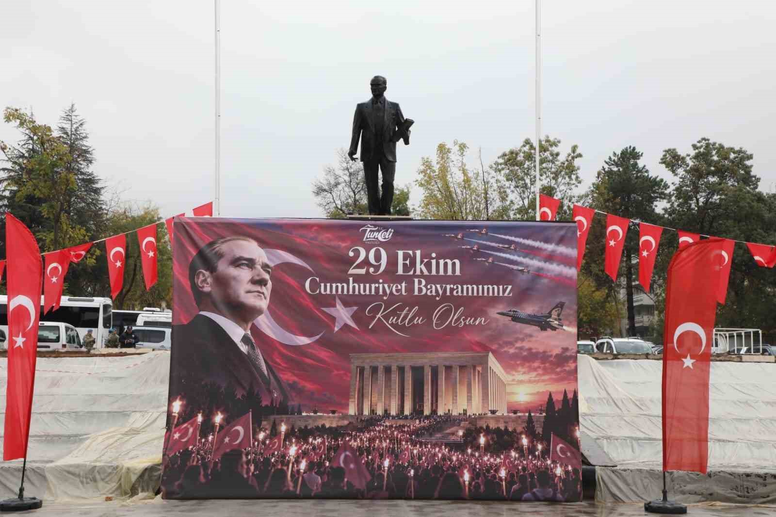 Tunceli’de 29 Ekim Cumhuriyet Bayramı kutlamaları çelenk sunumuyla başladı