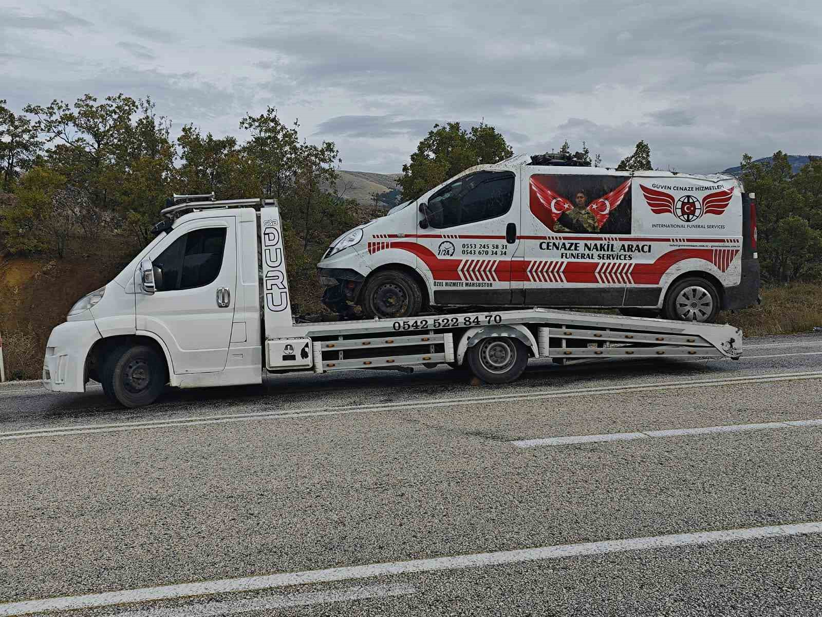 Isparta’da özel cenaze nakil aracı şarampole devrildi: 1 yaralı
