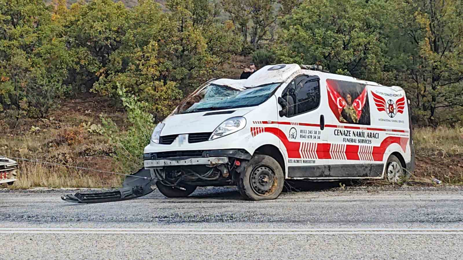 Isparta’da özel cenaze nakil aracı şarampole devrildi: 1 yaralı