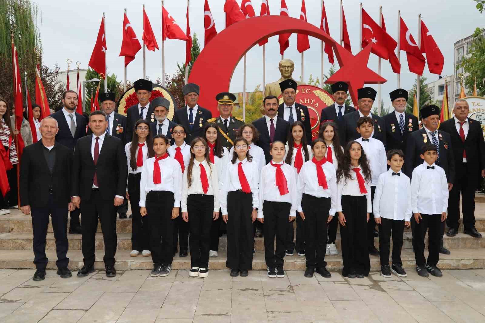 Kahta’da Cumhuriyet’in 103. yıl dönümü törenle kutlandı