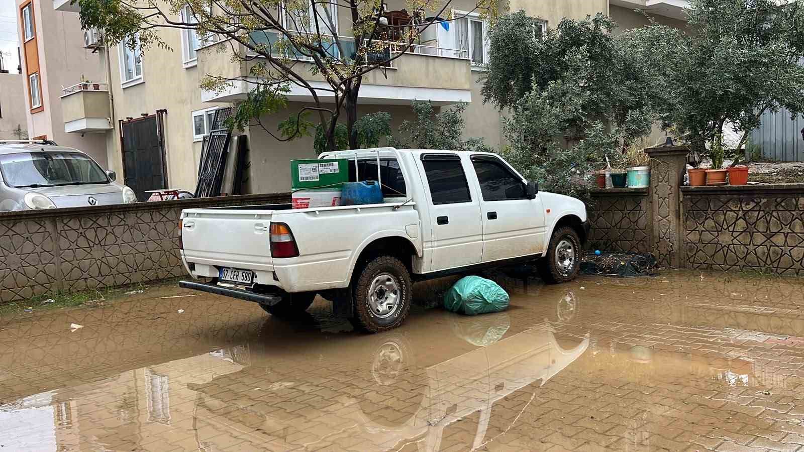 Alanya’da pazar yerini su bastı
