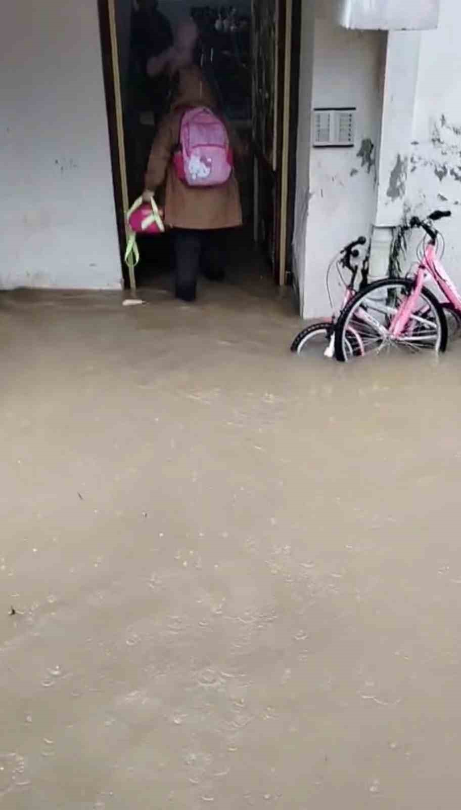 Alanya’da pazar yerini su bastı