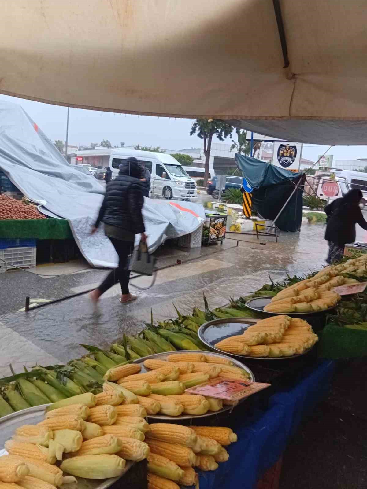 Alanya’da pazar yerini su bastı