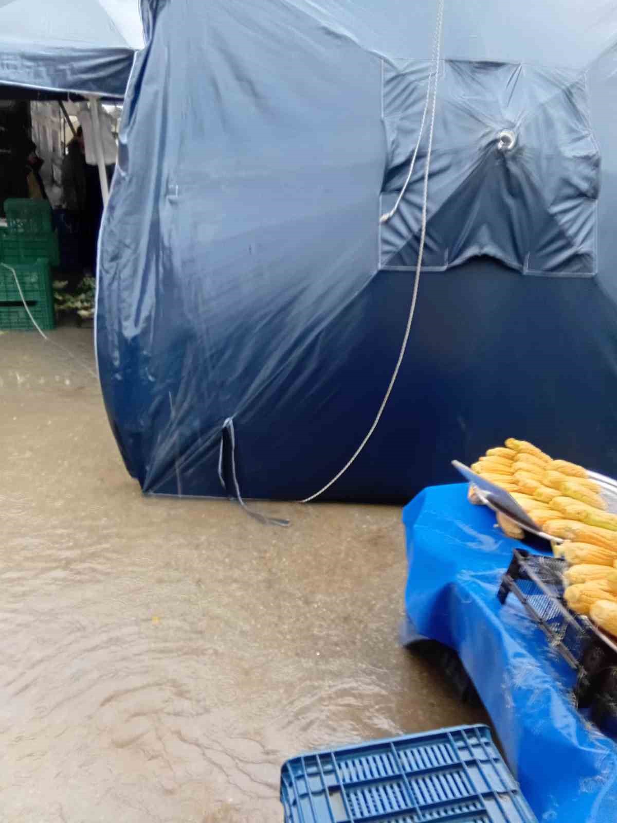 Alanya’da pazar yerini su bastı