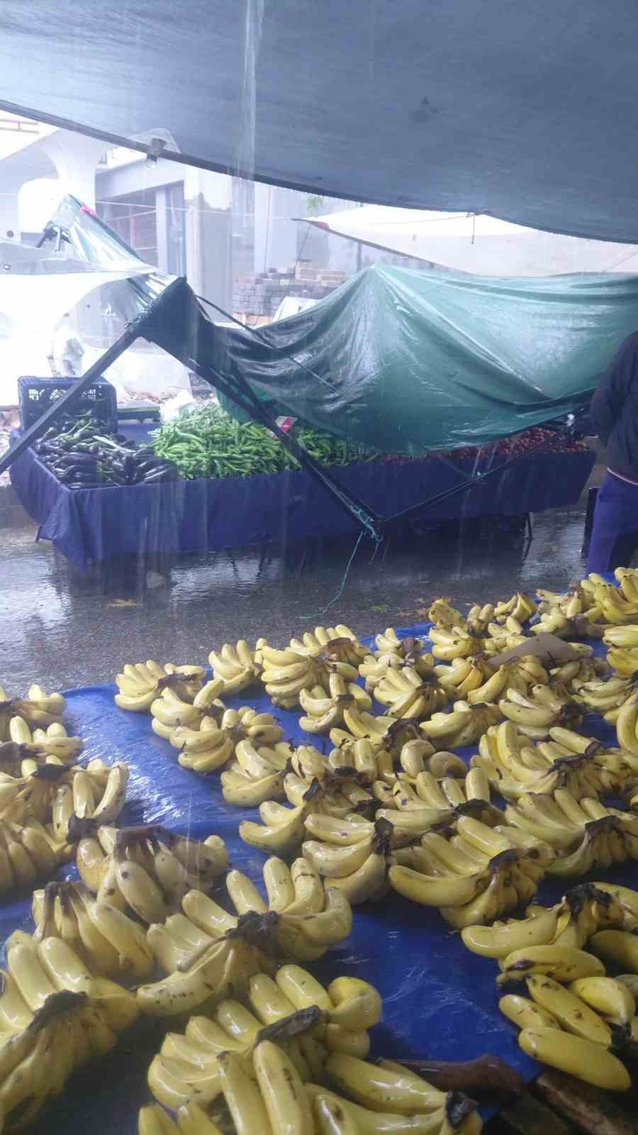 Alanya’da pazar yerini su bastı