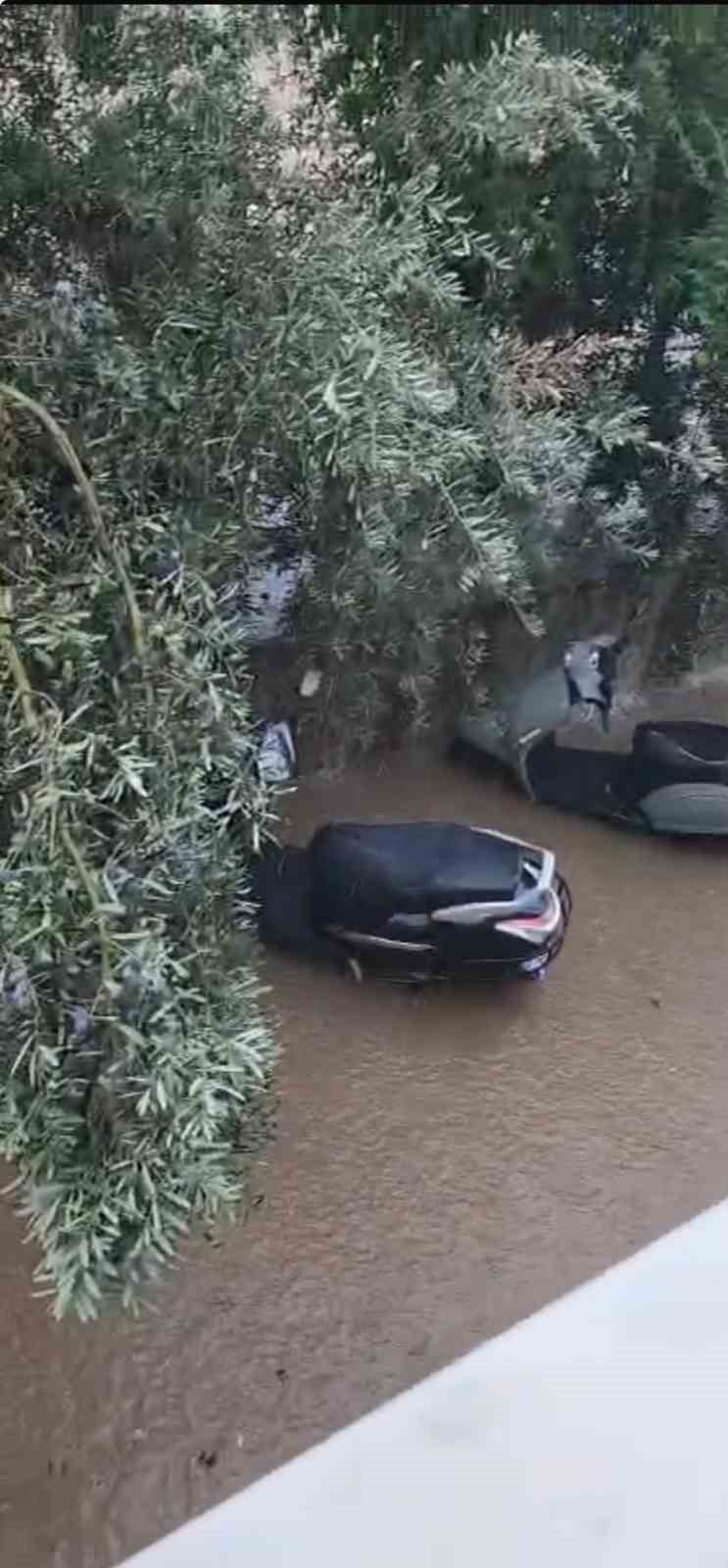 Alanya’da pazar yerini su bastı