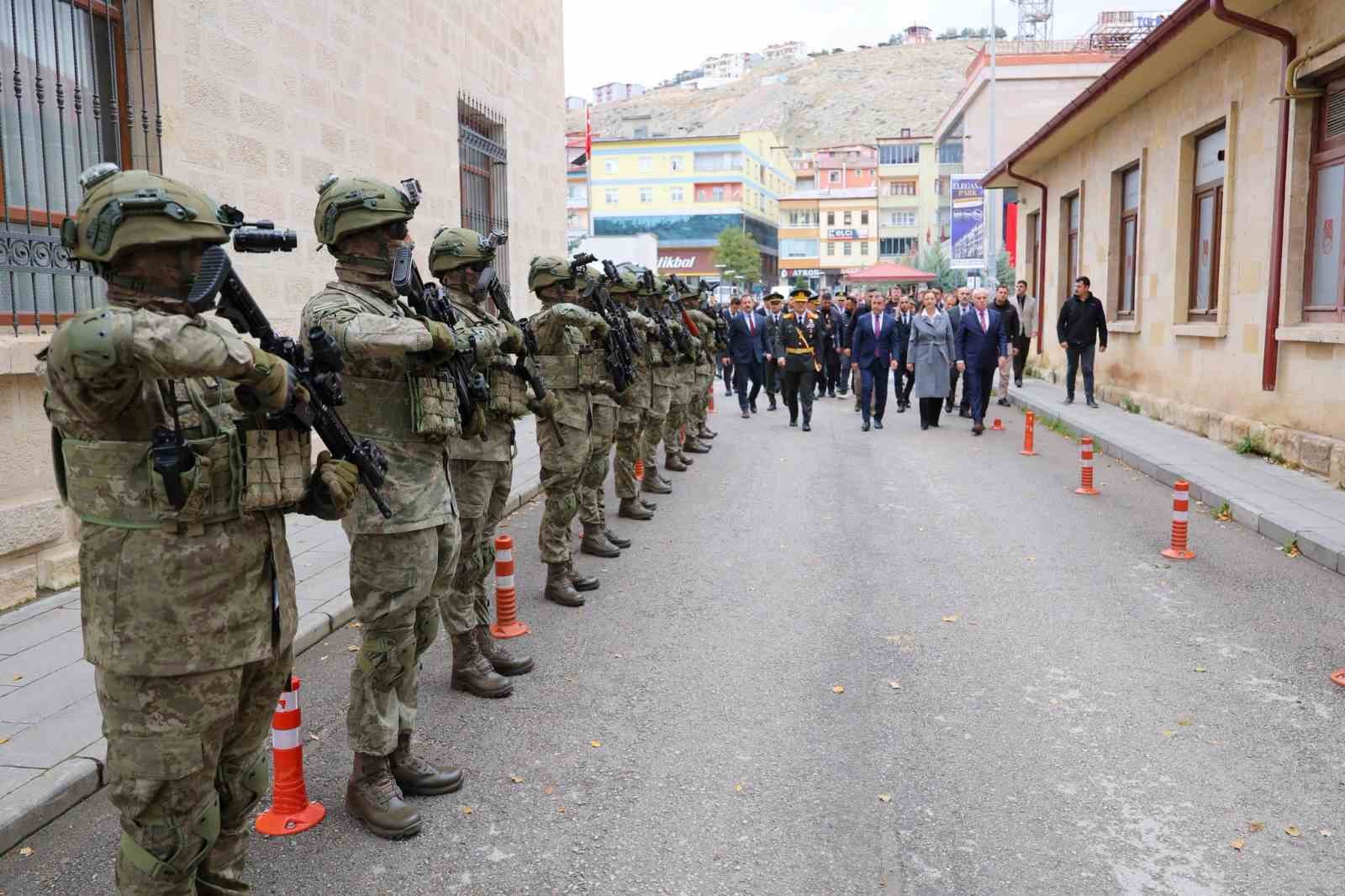 Bayburt’ta Cumhuriyet Bayramı kutlamaları çelenk sunumuyla başladı