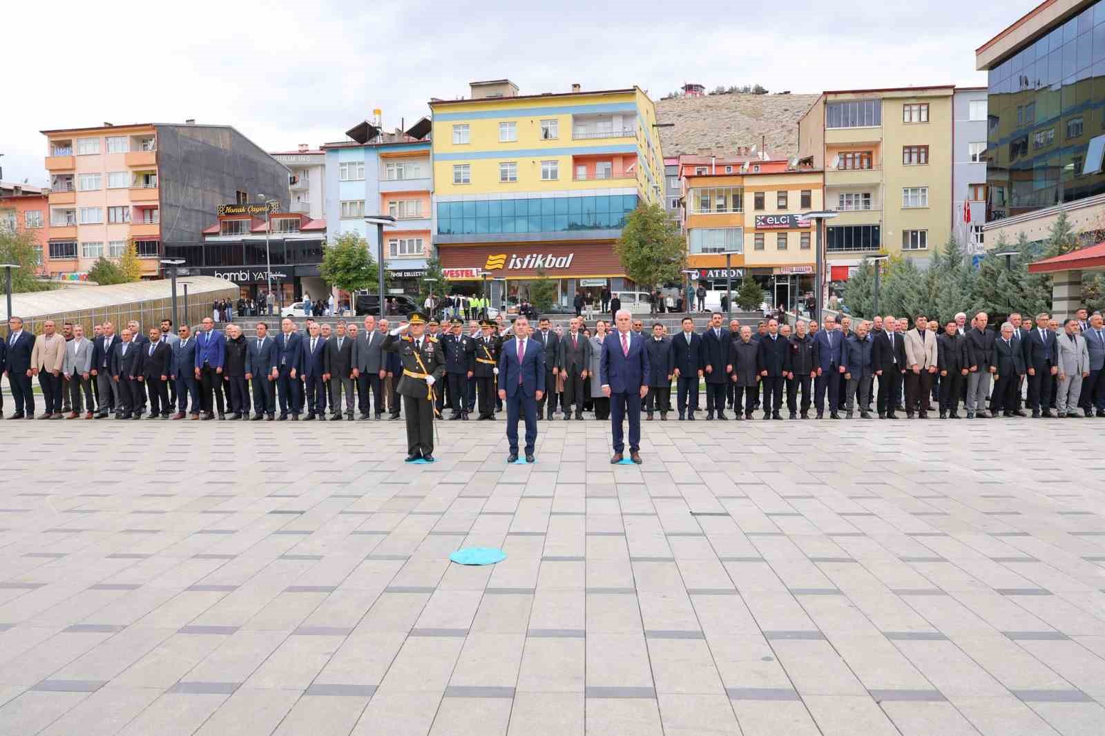 Bayburt’ta Cumhuriyet Bayramı kutlamaları çelenk sunumuyla başladı