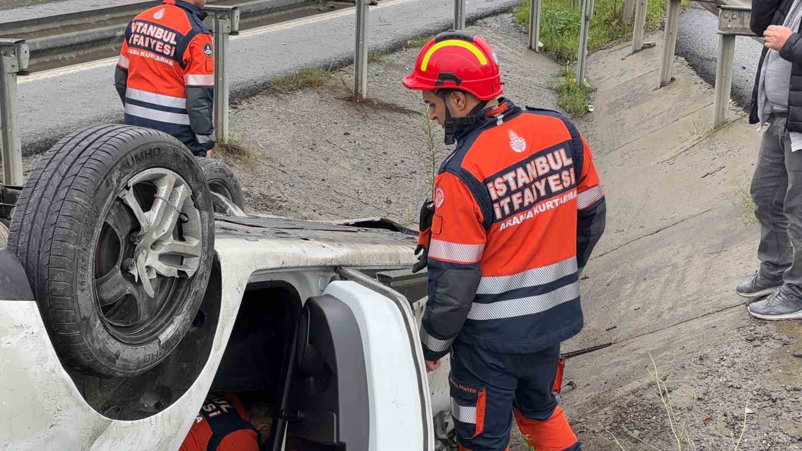 Eyüpsultan’da otomobil taklalar atarak çayırlık alana savruldu
