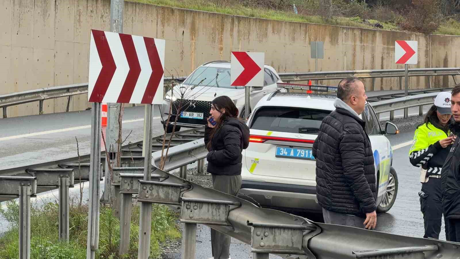 Eyüpsultan’da otomobil taklalar atarak çayırlık alana savruldu