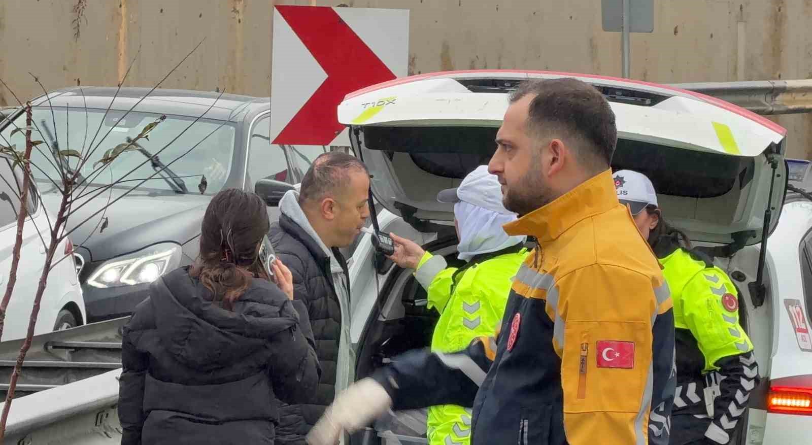 Eyüpsultan’da otomobil taklalar atarak çayırlık alana savruldu