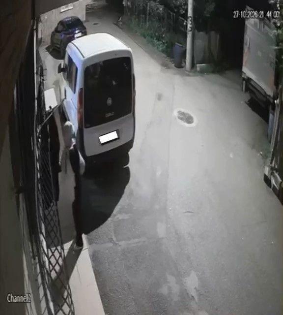Korkuluğa asılan kıyafetleri beğenip alan kadın kameraya yakalandı