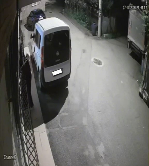 Korkuluğa asılan kıyafetleri beğenip alan kadın kameraya yakalandı