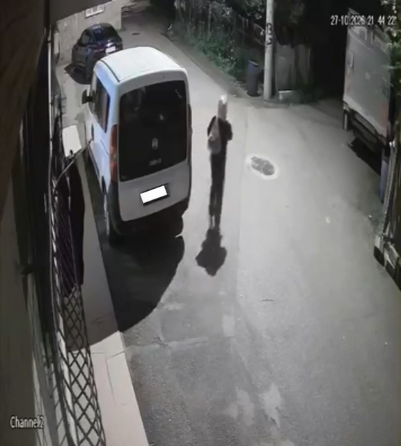 Korkuluğa asılan kıyafetleri beğenip alan kadın kameraya yakalandı