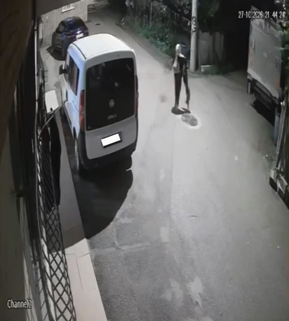 Korkuluğa asılan kıyafetleri beğenip alan kadın kameraya yakalandı