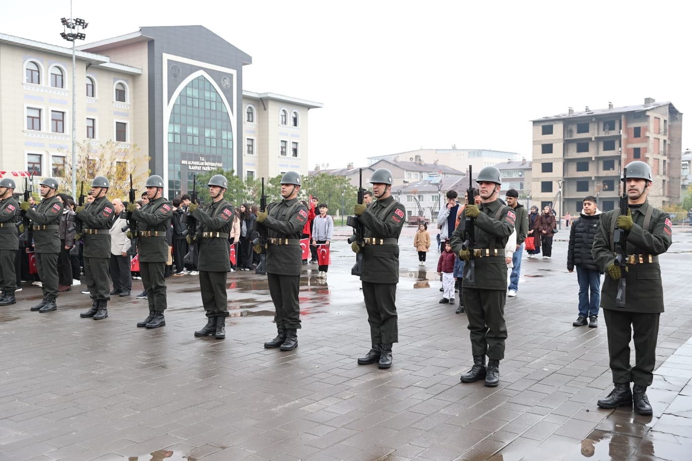 Muş’ta Cumhuriyet Bayramı coşkusu çelenk töreni ve yürüyüşle başladı