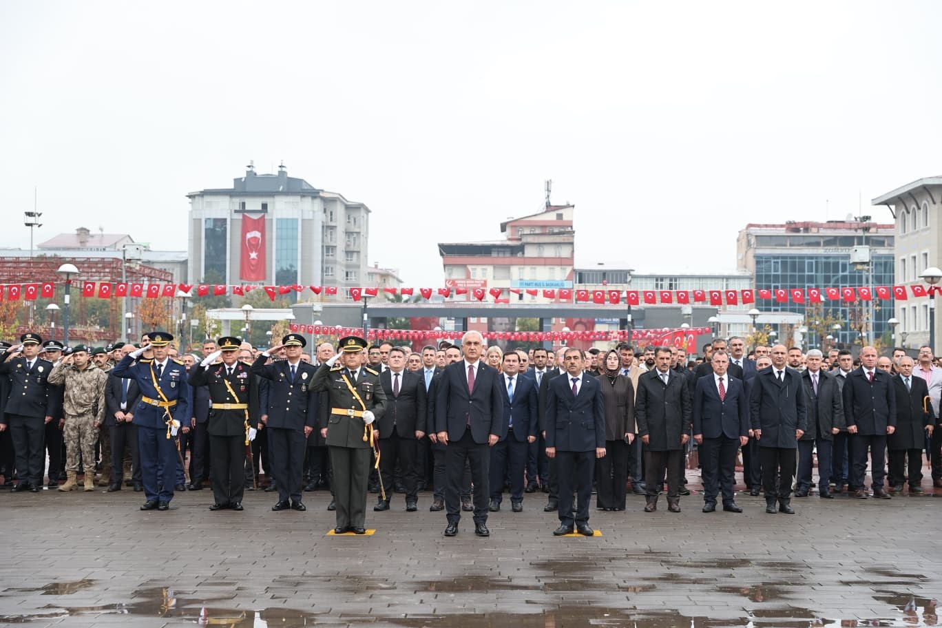 Muş’ta Cumhuriyet Bayramı coşkusu çelenk töreni ve yürüyüşle başladı