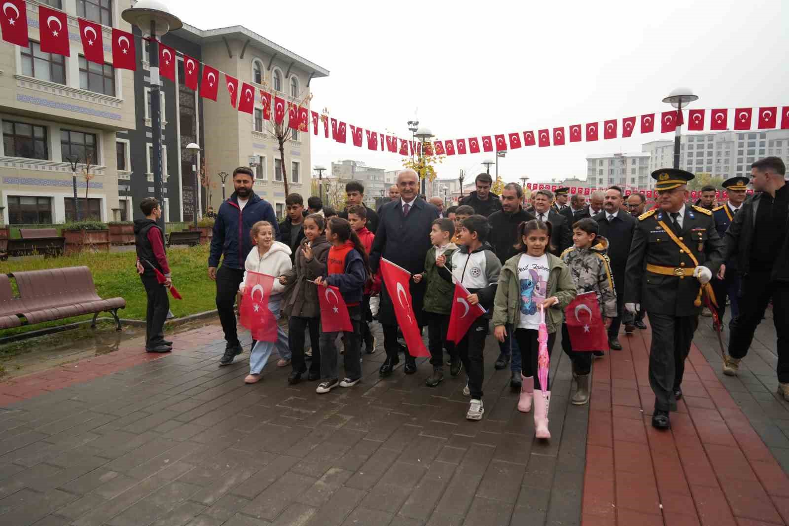 Muş’ta Cumhuriyet Bayramı coşkusu çelenk töreni ve yürüyüşle başladı